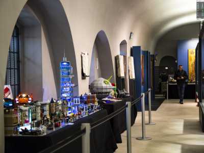I due ci accompagnano alla scoperta delle opere esposte, mentre nei saloni del museo riecheggia la colonna sonora del film �Il signore degli anelli�